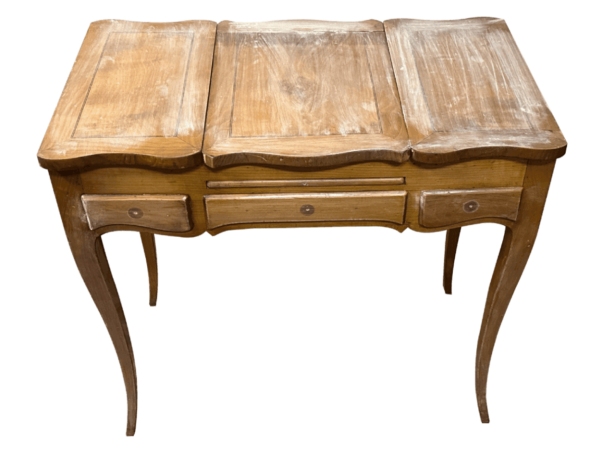 Avant restauration. Coiffeuse de style Louis XV Avant restauration. Coiffeuse de style Louis XV