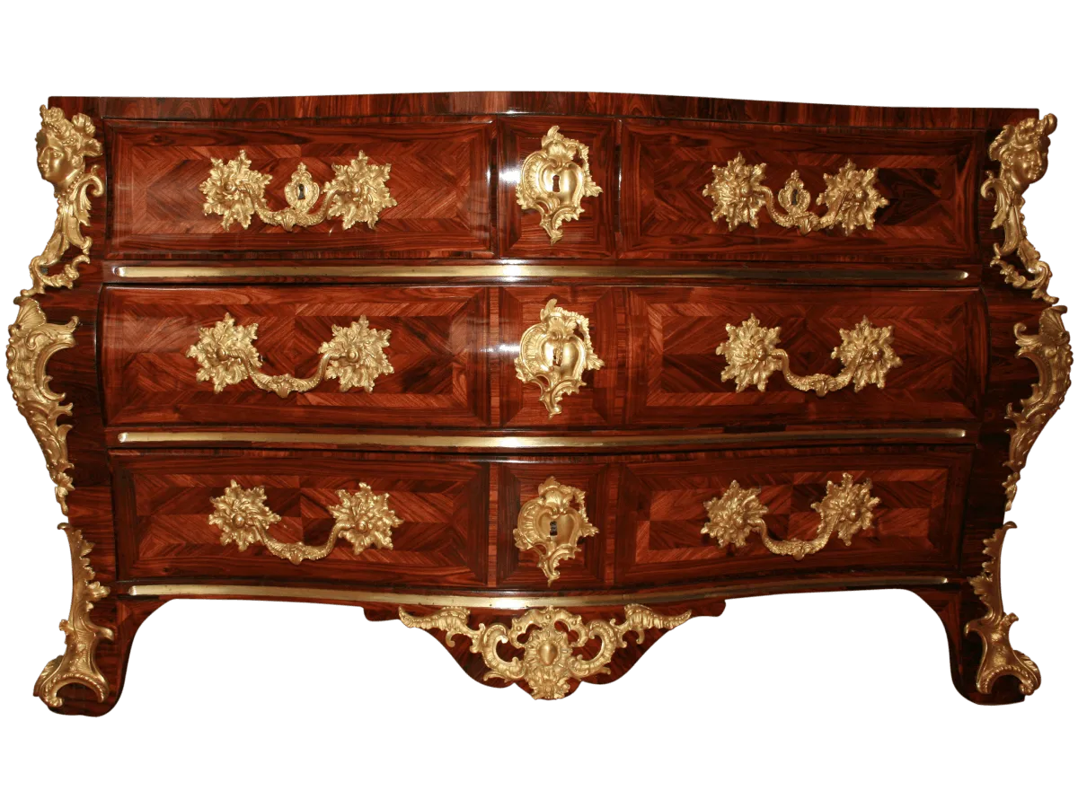 Après restauration. Commode Louis XV Après restauration. Restauration à Paris - Vincennes d'une commode Louis XV