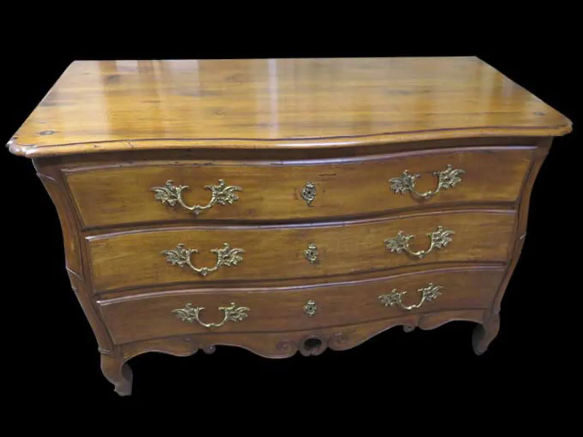 Après restauration. Commode Louis XV Après restauration. Restauration à Paris - Vincennes d'une commode Louis XV